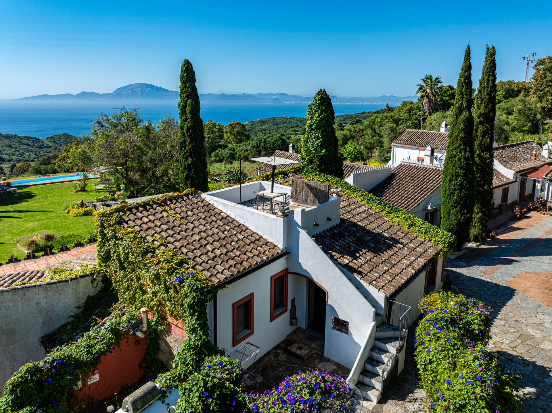 luxury-home-guest-cottages